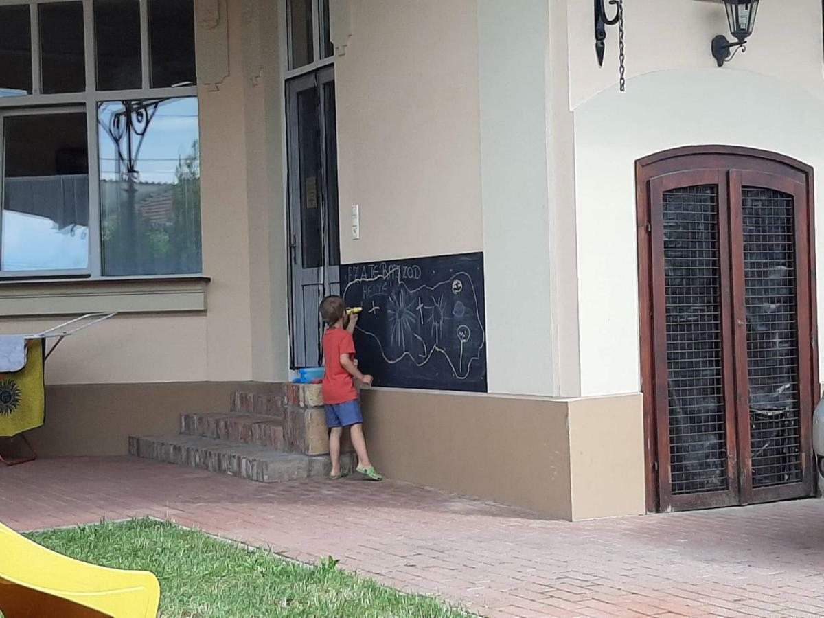 Gyulai Meseház Apartman Bagian luar foto