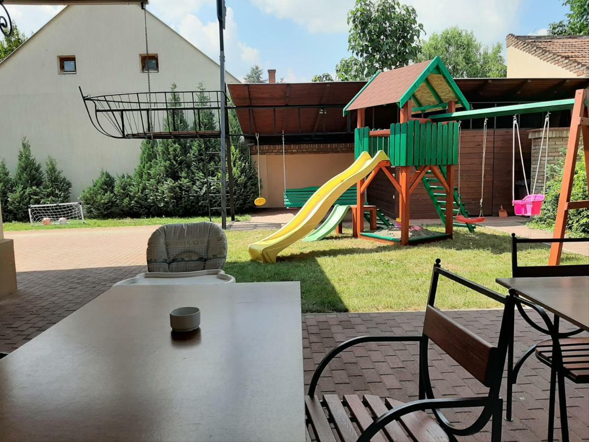 Gyulai Meseház Apartman Bagian luar foto